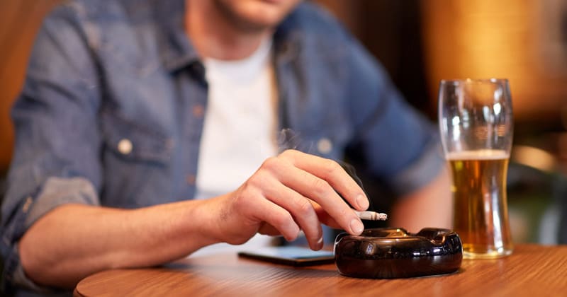 Hút thuốc lá và sử dụng rượu bia là nguyên nhân gây ra vảy nến